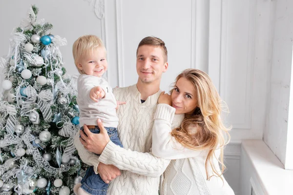 Mutlu aile portresi içinde ana - baba, hamile anne ve küçük oğulları. Yeni Yılınız Kutlu Olsun. süslü Noel ağacı. Noel sabahı parlak oturma odasında. — Stok fotoğraf