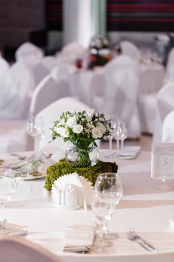 Güzel ve zarif dekorasyon düğün kutlama. Beyaz çiçek ve yaban mersini Yeşiller, topu vazoda aranjman çiçek