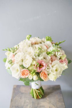güzel bahar düğün buketi. beyaz çiçek aranjmanı çiçek.