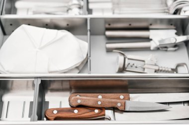 Sofra ayarlayın. Çatal, bıçak ve kaşıklar yemek odası veya mutfak ile plastik tepsi.