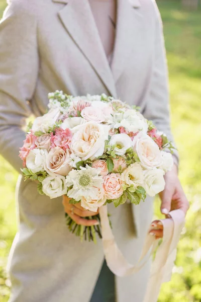 Jarní nálada. Mladá dívka drží krásné svatební kytice. aranžování květin s květy růžové a pastelové barvy. Světle svítání a západ slunce — Stock fotografie