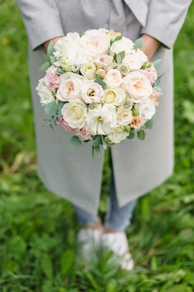 Весняний настрій. Молода дівчина тримає гарний весільний букет. квіткова композиція з білими і пастельними кольоровими квітами . — стокове фото