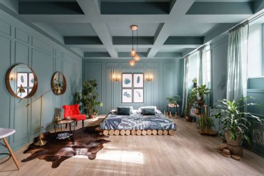 Yatak odalı otelde sabah iç. Modern oda yatak, sandalye ve houseplant parlak ve temiz iç tasarımı. Duvarlarda aynalar