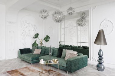 Sabah otelde lüks ışık iç. Lüks salon Parke ahşap zeminler, şömine, kanepe ve houseplant parlak ve temiz iç tasarımı. Duvarlarda sıva