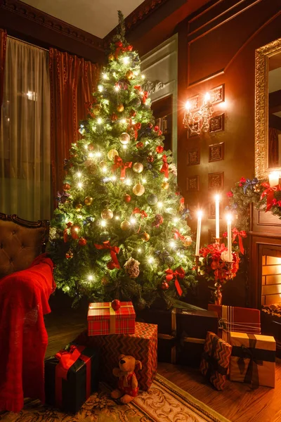 Подарки на елку. Рождественский вечер при свечах. классические апартаменты с камином . — стоковое фото