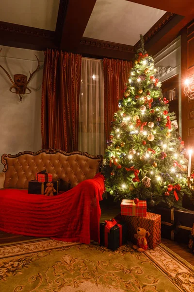 Ajándék Karácsonyfa Karácsony Este Gyertyafényes Klasszikus Apartmanjaiban Kandalló — Stock Fotó
