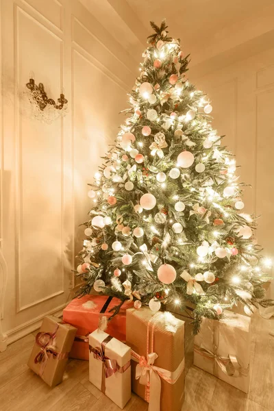 Klassisches Interieur eines weißen Zimmers. Weihnachtsabend. klassische Appartements mit weißem Kamin, geschmücktem Weihnachtsbaum. — Stockfoto