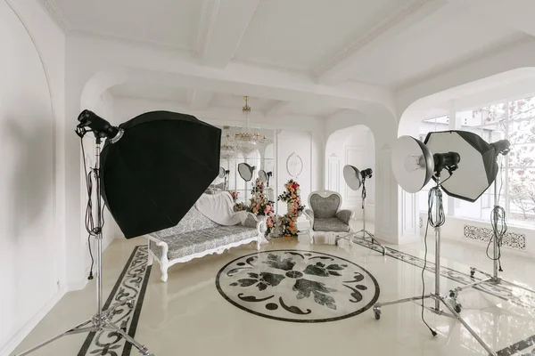 Foto Studio interno. classici appartamenti di lusso con caminetto bianco, divano, grandi finestre e lampadario . — Foto Stock