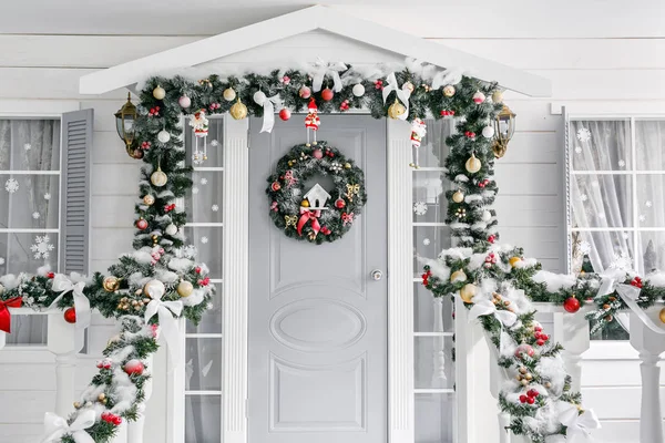 Mañana de Navidad. porche una pequeña casa con una puerta decorada con una corona de Navidad. Cuento de hadas de invierno . — Foto de Stock