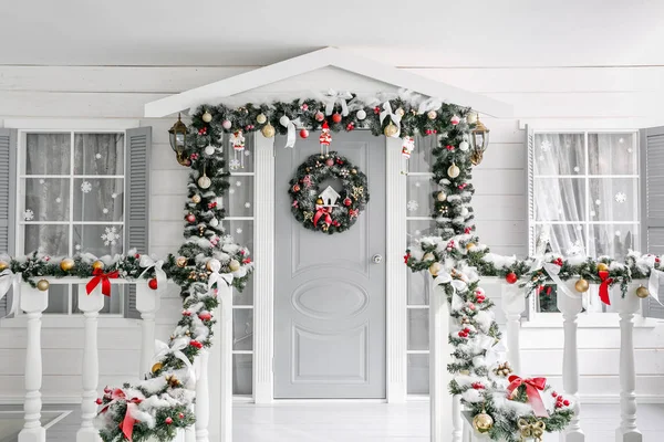 クリスマスの朝 ポーチ クリスマス リースで装飾が施されたドアと小さな家 冬のおとぎ話 — ストック写真