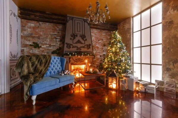Geschenken bij de kerstboom. Kerst avond bij kaarslicht. klassieke appartementen met open haard. — Stockfoto