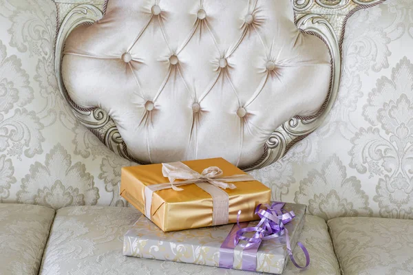 Regali e Confezioni regalo sul divano. scatole con fiocco a nastro. L'anno nuovo ha decorato interni di casa. Concetto vacanza invernale . — Foto Stock