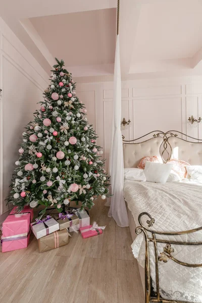 Interior clásico de una sala de luz. Mañana en el dormitorio. apartamentos clásicos con chimenea blanca, árbol de Navidad decorado . — Foto de Stock