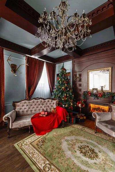 Le matin de Noël. Cadeaux au sapin de Noël. Appartements classiques avec cheminée . — Photo