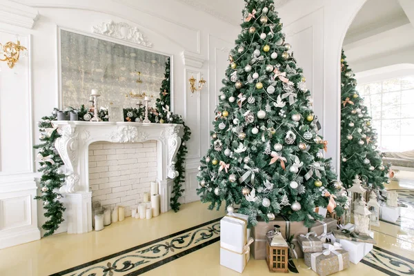 Geschenke und Geschenkschachteln unter dem Weihnachtsbaum. Beige Schachteln mit Schleife. Neujahr dekoriert Haus Innenausstattung. Winterferienkonzept. — Stockfoto