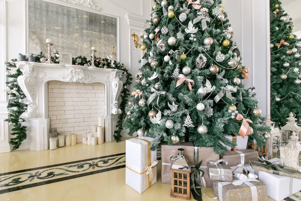 Geschenke und Geschenkschachteln unter dem Weihnachtsbaum. Beige Schachteln mit Schleife. Neujahr dekoriert Haus Innenausstattung. Winterferienkonzept. — Stockfoto