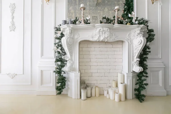 Chimenea blanca decorada con velas y ramas de abeto. Árbol de Navidad decorado. Apartamentos clásicos, mañana en el hotel — Foto de Stock