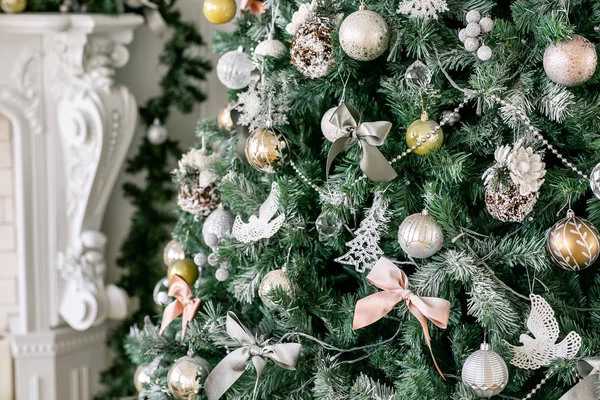 Στολισμένο χριστουγεννιάτικο δέντρο. Κλασικά διαμερίσματα με τζάκι λευκό. — Φωτογραφία Αρχείου
