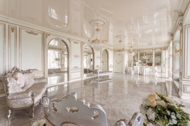 Konakta lüks ışık iç sabah. Lüks salon taş zeminler, şömine, kanepe ve sandalye ile parlak ve temiz iç tasarımı. Duvarlarda sıva