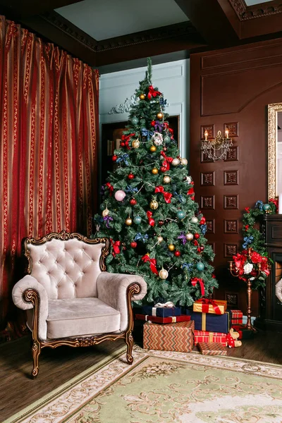 Noel akşamı. Noel ağacı, hediyeler. Bir şömine ile klasik daire. — Stok fotoğraf