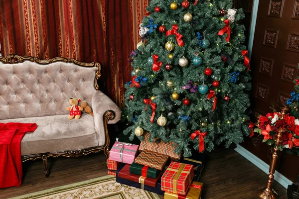 Рождественский вечер Подарки на елку. Классические апартаменты с камином . — стоковое фото