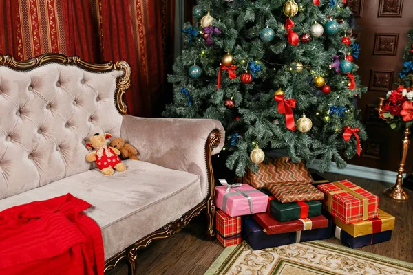 Подарки и подарочные коробки под елкой. Красочные коробки с ленточным бантом. Интерьер новогоднего украшения. Зимний отдых . — стоковое фото