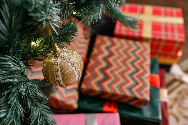 Hediyeler ve hediye kutuları Noel ağacının altında. Şerit yay ile renkli kutuları. Yeni yıl dekore edilmiş ev iç. Kış tatil kavramı. — Stok fotoğraf