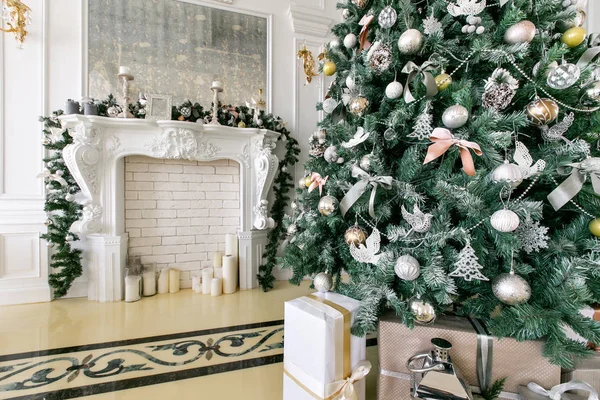 Lareira branca decorada com velas e ramos de abeto. Árvore de Natal decorada. Apartamentos clássicos, manhã no hotel — Fotografia de Stock