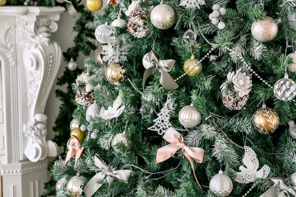 Díszített karácsonyfa. Klasszikus apartmanjaiban fehér kandalló. — Stock Fotó