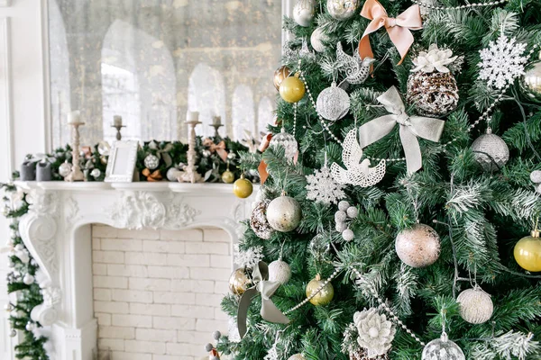 Fehér kandalló díszített gyertyák és a fenyő ágak. Díszített karácsonyfa. Klasszikus apartmanok, reggel a hotel — Stock Fotó