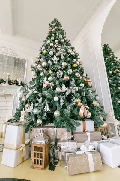 Regalos y cajas de regalo bajo el árbol de Navidad. Cajas beige con lazo de cinta. Año nuevo decorado interior de la casa. Concepto Winter Holiday. —  Fotos de Stock
