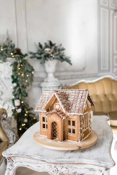 Peperkoek huis in de woonkamer. Kerstochtend. Heerlijke vakantiestemming — Stockfoto