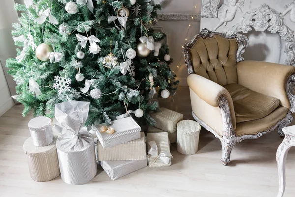 Klasické apartmány s bílým krbem, zdobené jedle, pohovka. Vánoce ráno . — Stock fotografie
