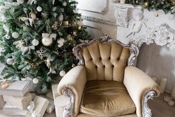 Klassische Apartments mit weißem Kamin, geschmücktem Tannenbaum, Sofa. Weihnachtsmorgen . — Stockfoto