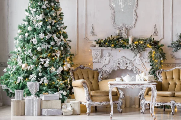 Boże Narodzenie Rano Klasyczne Apartamenty Kominkiem Biały Urządzone Jodły Sofa — Zdjęcie stockowe