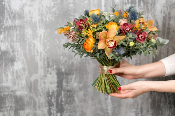 美丽的结婚花束在妇女手的混杂的花. — 图库照片