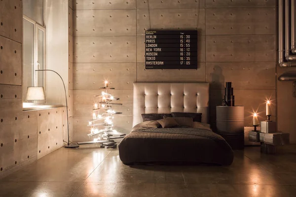 現代空寝室ロフト スタイルとグレー色とプレゼントと手作りの木製クリスマス ツリー。温かく居心地の良い夜 — ストック写真