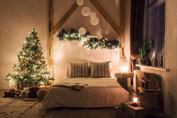 Noite quente e aconchegante na sala de estar. Sofá-cama no Natal Interior. conceito o Ano Novo e férias . — Fotografia de Stock