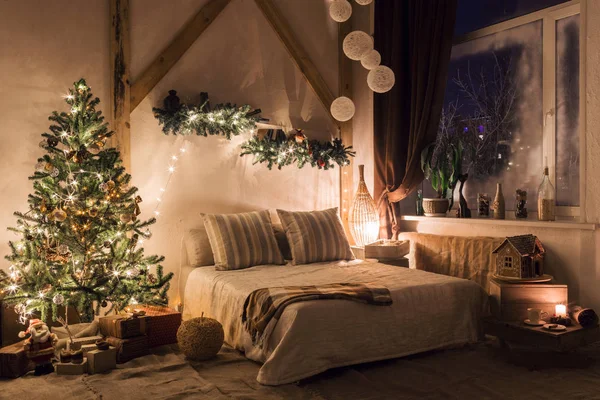 Noite quente e aconchegante na sala de estar. Sofá-cama no Natal Interior. conceito o Ano Novo e férias . — Fotografia de Stock