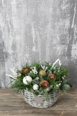 Tatil kavramı için hazırlık. Çiçekçi dükkanı profesyonel çiçekçi ana bir eseridir. Bir hasır sepet ahşap kurullarında güzel Noel kompozisyon.