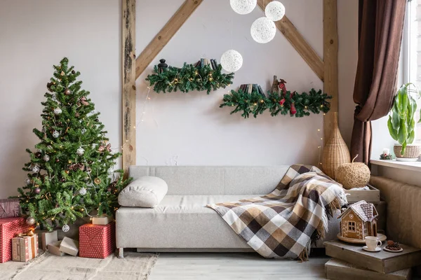 Χριστούγεννα στο σαλόνι πρωί. Καναπές-κρεβάτι στο Χριστουγεννιάτικο εσωτερικό. Γιορτάστε το νέο έτος και διακοπές. Χριστουγεννιάτικο δέντρο και το μελόψωμο σπίτι — Φωτογραφία Αρχείου