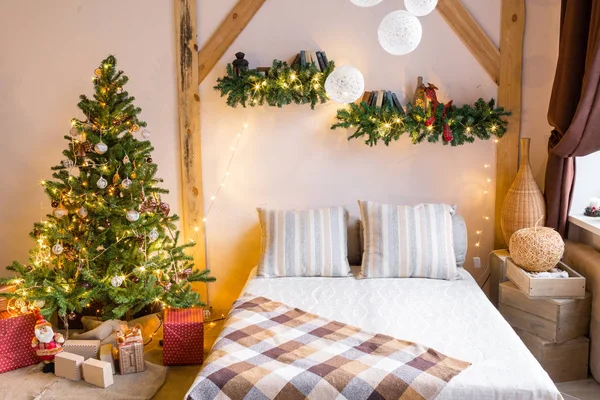 Weihnachten im Wohnzimmer. Schlafcouch im weihnachtlichen Interieur. Feiern Sie das neue Jahr und die Feiertage. — Stockfoto