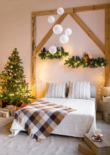 Noël dans le salon du matin. Canapé-lit Dans l'intérieur de Noël. célébrer la nouvelle année et les vacances . — Photo