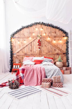 Xmas sabah yatak odasında. Çift Kişilik Yatak Noel iç ahşap duvar arka plan üzerinde