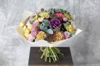 Buket Foamiran kağıt. Basit bir buket çiçek ve yeşillik