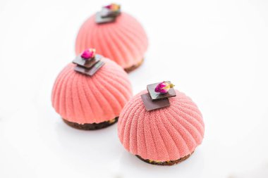 Üç pembe topkek arka plan üzerinde beyaz