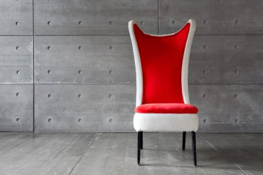 Modern kırmızı sandalye ve beton duvar. kopya alanı