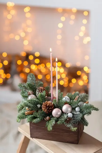 Caixa de madeira de Natal com ramos de abeto para o feriado. A celebração do ano novo . — Fotografia de Stock