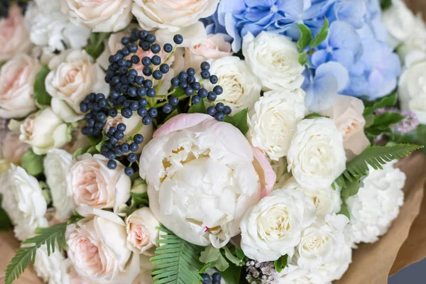 Riche bouquet de pivoines, roses et fleurs d'hortensia, feuilles vertes. Bouquet de printemps frais. Contexte estival. Concentration sélective . — Photo