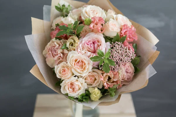 Buket kraft kağıt. Basit bir buket çiçek ve yeşillik